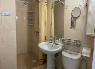 Гостевой дом Гостевой дом Вишневских Судак Двухместный номер с 1 кроватью или 2 отдельными кроватями и балконом-3