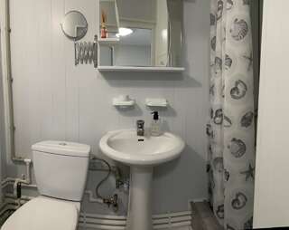 Гостевой дом Гостевой дом Вишневских Судак Семейный номер с душем-4