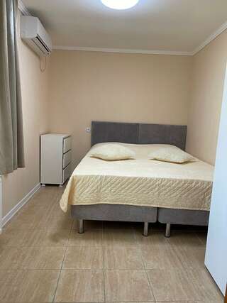 Гостевой дом Гостевой дом Вишневских Судак Четырехместный номер с видом на сад-2